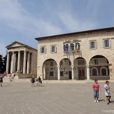 Beach House Beta With Pool, Jacuzzi, Playground & Bbq In An Olive Grove With A Beach, Pomer - Istria Vikendica