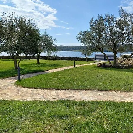 Beach House Beta With Pool, Jacuzzi, Playground & Bbq In An Olive Grove With A Beach, Pomer - Istria Vikendica Pula