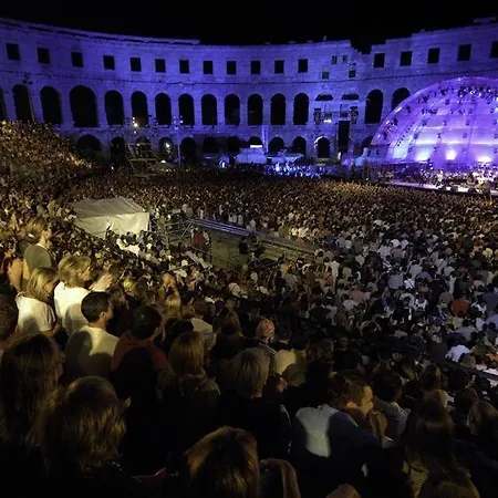 Vikendica Beach House Beta With Pool, Jacuzzi, Playground & Bbq In An Olive Grove With A Beach, Pomer - Istria *