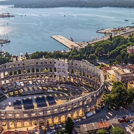 Beach House Beta With Pool, Jacuzzi, Playground & Bbq In An Olive Grove With A Beach, Pomer - Istria Pula