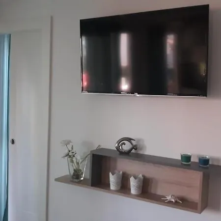 House Beta With Pool, Jacuzzi, Playground & Bbq In An Olive Grove With A Beach, Pomer - Istria *