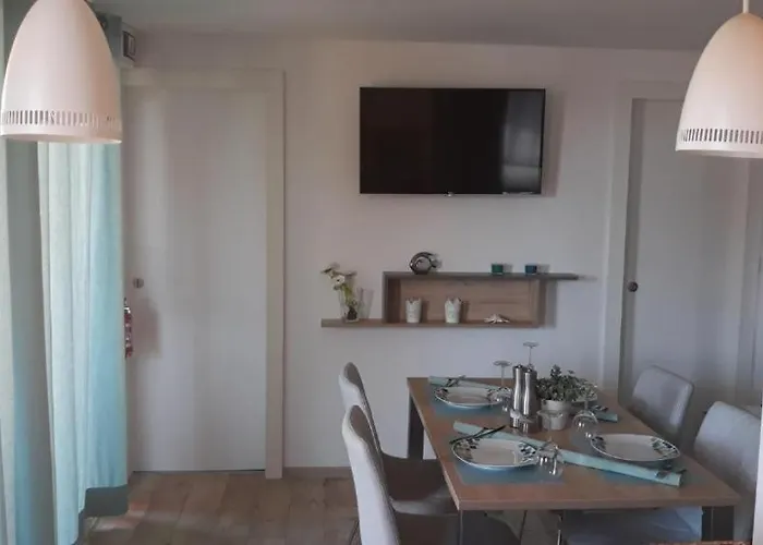 Beach House Beta With Pool, Jacuzzi, Playground & Bbq In An Olive Grove With A Beach, Pomer - Istria