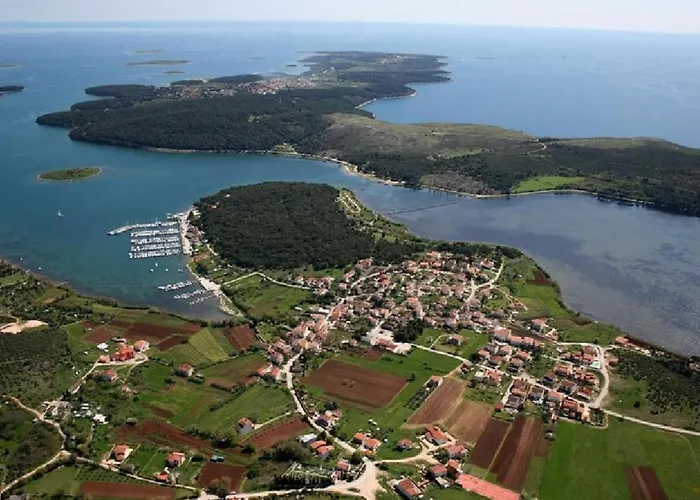 Holiday home Beach House Beta With Pool, Jacuzzi, Playground & Bbq In An Olive Grove With A Beach, Pomer - Istria Pula