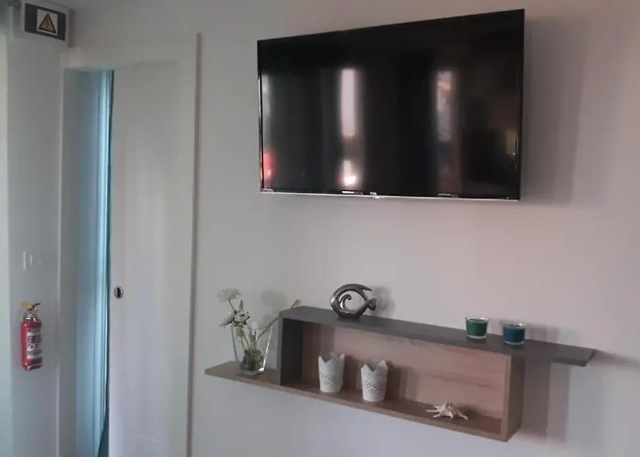 Beach House Beta With Pool, Jacuzzi, Playground & Bbq In An Olive Grove With A Beach, Pomer - Istria *