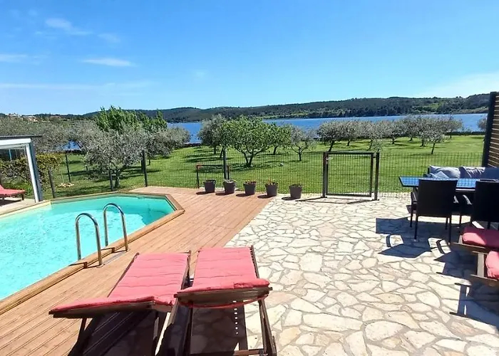 House Beta With Pool, Jacuzzi, Playground & Bbq In An Olive Grove With A Beach, Pomer - Istria *