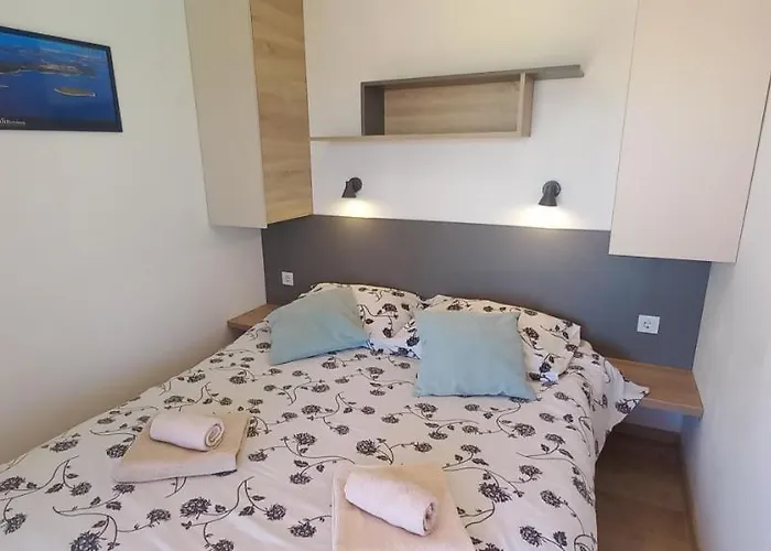 Beach House Beta With Pool, Jacuzzi, Playground & Bbq In An Olive Grove With A Beach, Pomer - Istria Pula