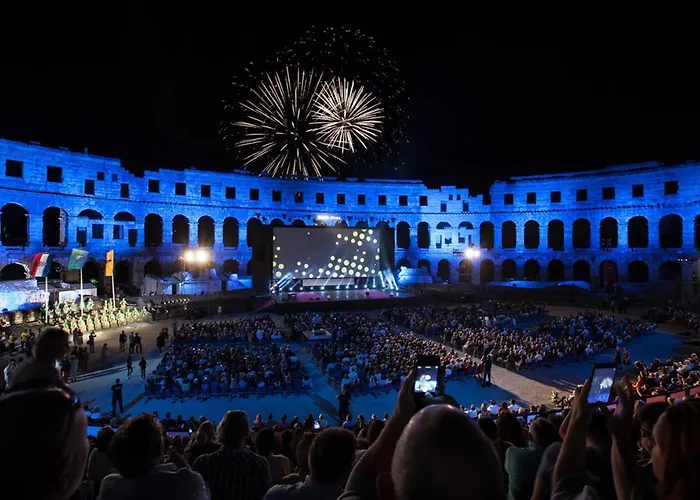 Beach House Beta With Pool, Jacuzzi, Playground & Bbq In An Olive Grove With A Beach, Pomer - Istria *
