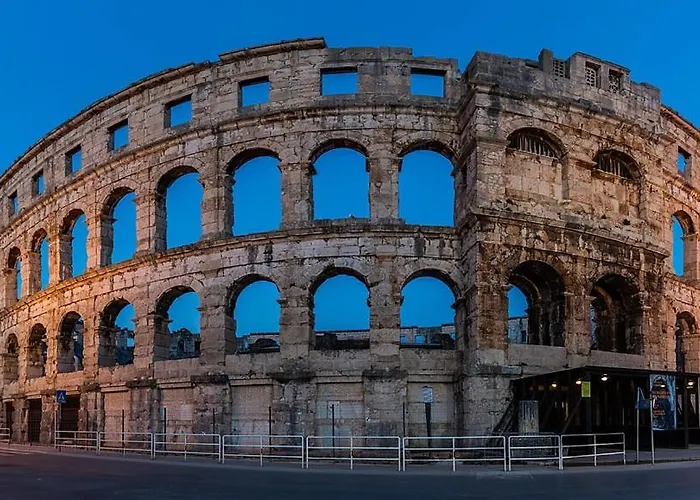 Beach House Beta With Pool, Jacuzzi, Playground & Bbq In An Olive Grove With A Beach, Pomer - Istria