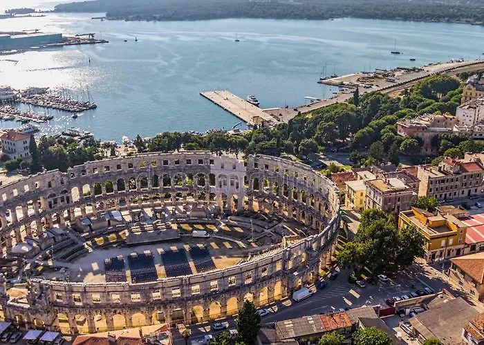 Beach House Beta With Pool, Jacuzzi, Playground & Bbq In An Olive Grove With A Beach, Pomer - Istria Pula